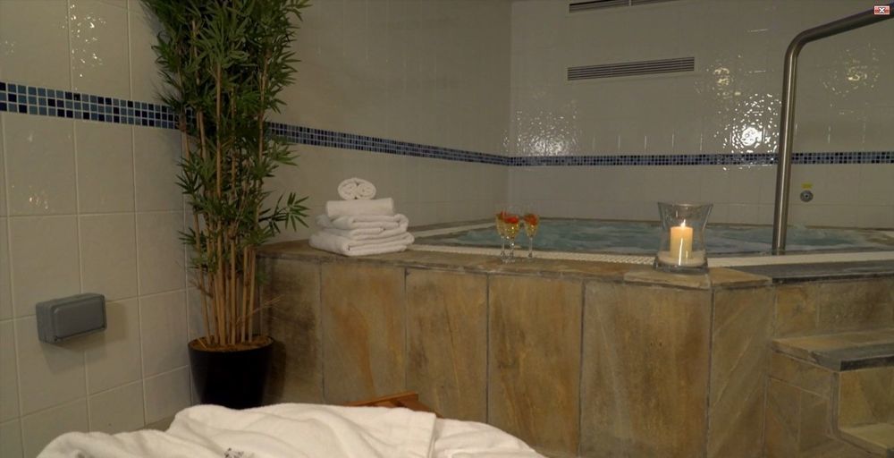 Отель Portrush Adelphi Экстерьер фото A spa