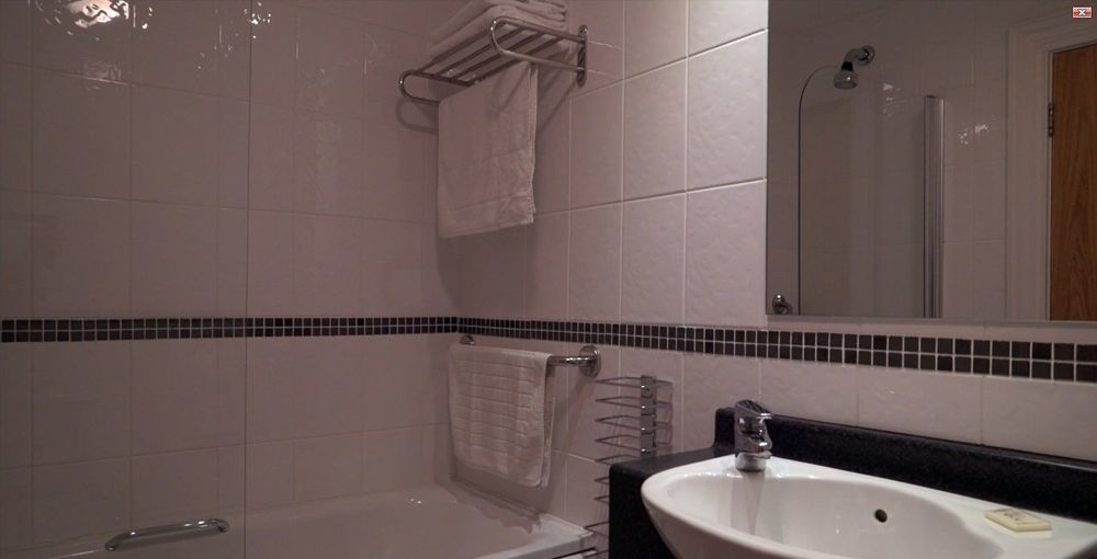 Отель Portrush Adelphi Экстерьер фото Bathroom