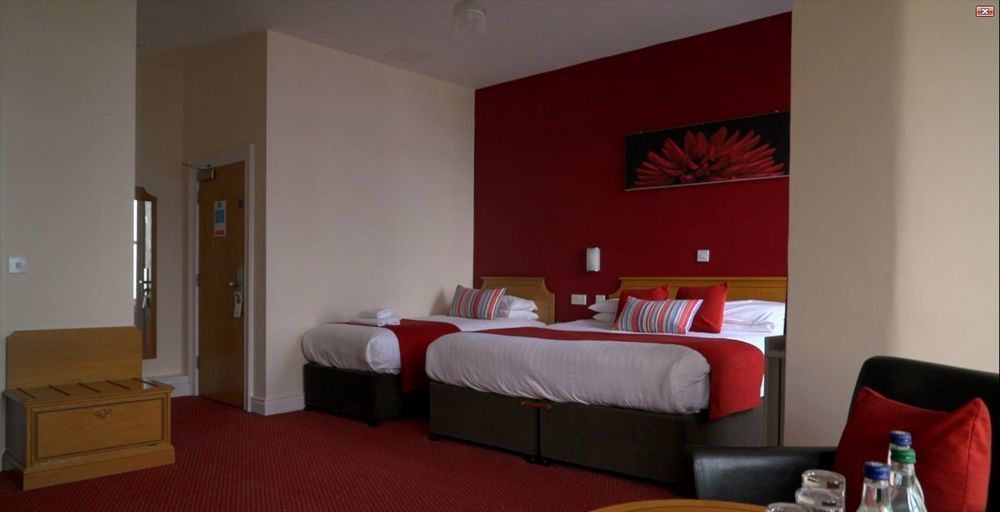 Отель Portrush Adelphi Экстерьер фото A typical hotel room