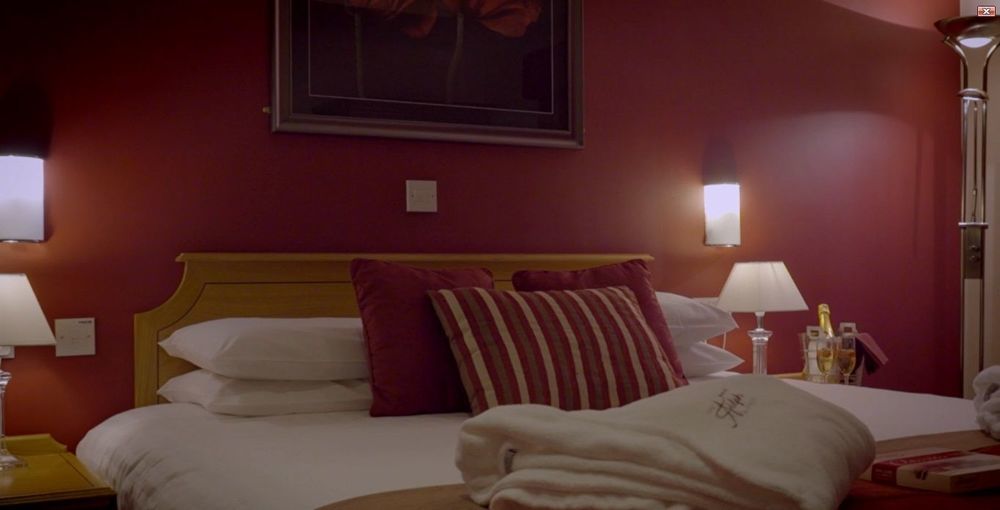 Отель Portrush Adelphi Экстерьер фото A bedroom at the hotel