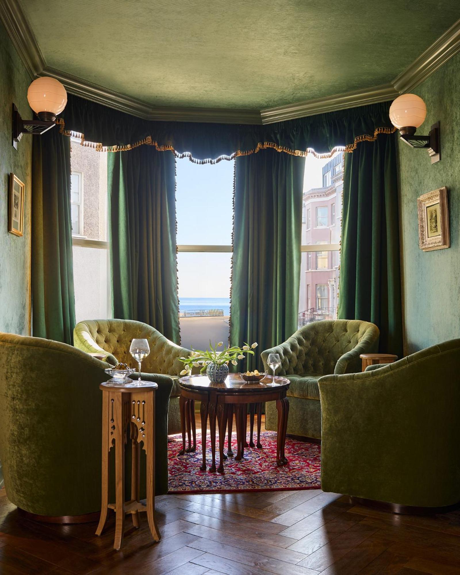 Отель Portrush Adelphi Экстерьер фото