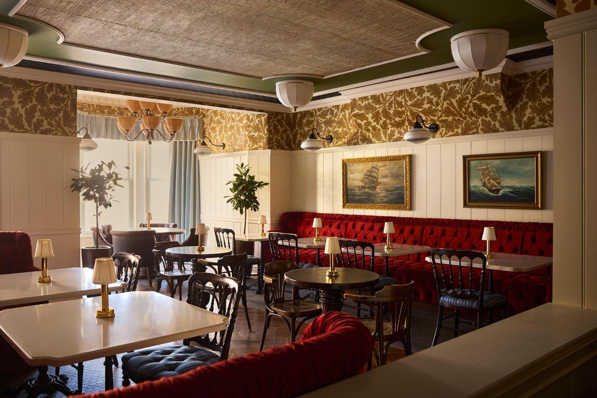 Отель Portrush Adelphi Экстерьер фото