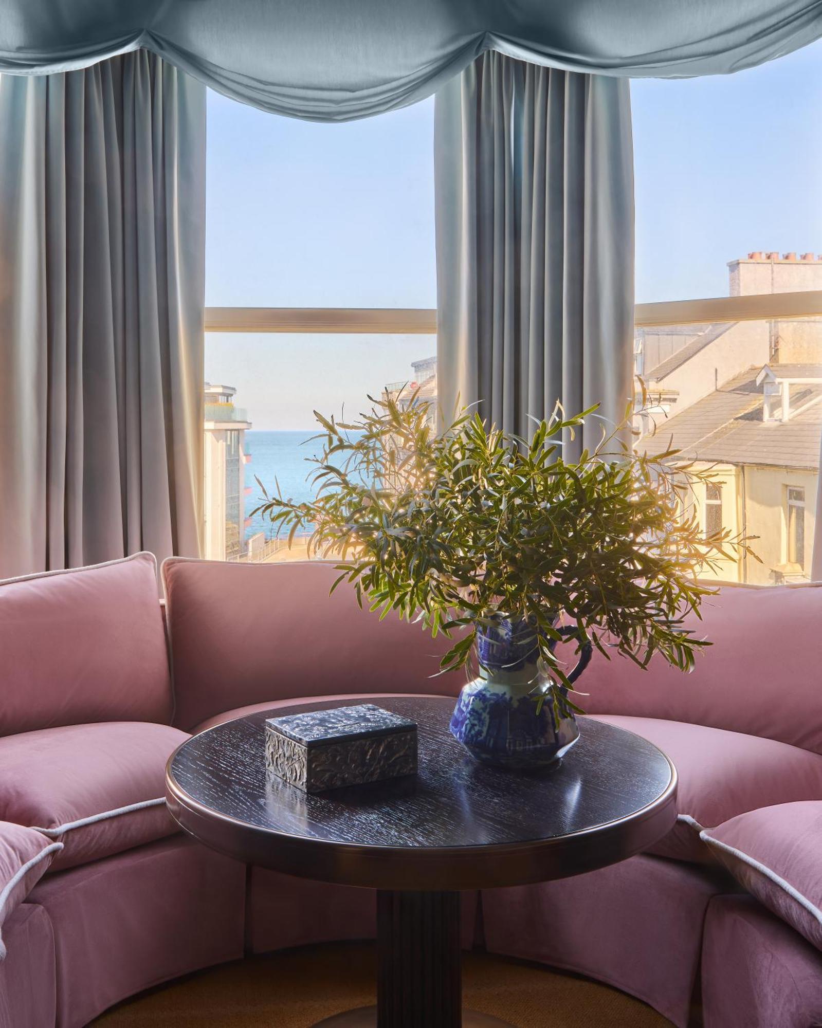 Отель Portrush Adelphi Экстерьер фото