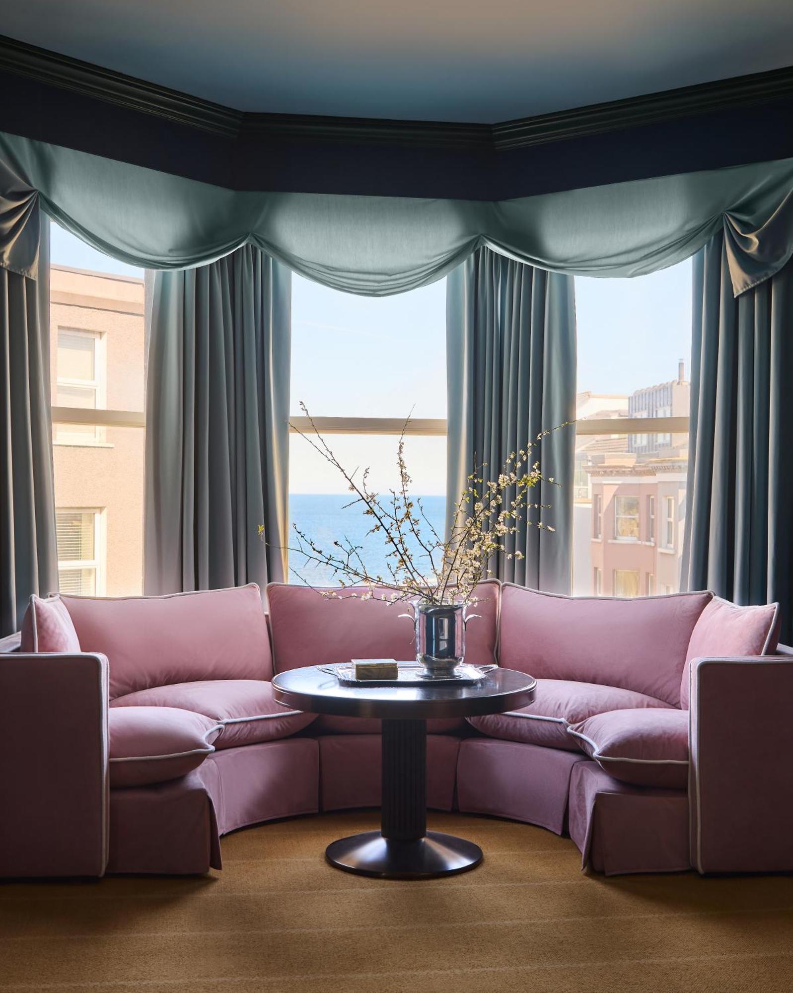 Отель Portrush Adelphi Экстерьер фото