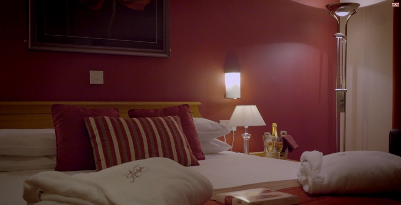 Отель Portrush Adelphi Экстерьер фото A bedroom at the hotel