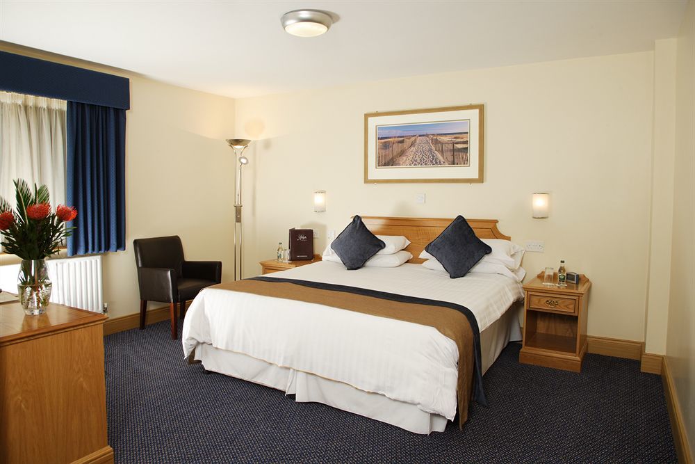 Отель Portrush Adelphi Экстерьер фото A bedroom at the hotel